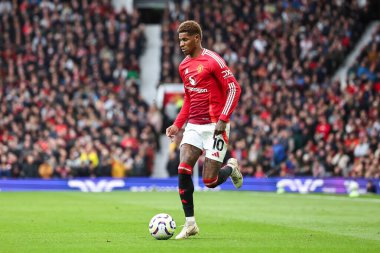 Manchester United takımından Marcus Rashford, Manchester United 'ın Tottenham Hotspur' a karşı 29 Eylül 2024 'te oynadığı Premier League maçında topa vuruyor.