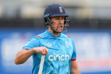 İngiltere 'den Liam Livingstone, İngiltere' nin Bristol, İngiltere 'de 29 Eylül 2024' te oynanan Fifth Bank One Day International maçında elendikten sonra sahadan ayrılırken üzgün görünüyor.