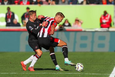 West Ham United takımından Jarrod Bowen, 21 Eylül 2024 'te İngiltere' nin Gtech Community Stadyumu 'nda Brentford-West Ham United Premier League karşılaşmasında Kristoffer Ajer ile top için mücadele etti.