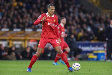 Liverpool 'dan Virgil van Dijk Premier League maçı sırasında Wolverhampton Wanderers Liverpool' a karşı Molineux, Wolverhampton, Birleşik Krallık, 28 Eylül 2024