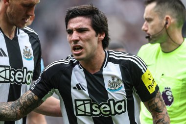 Newcastle United takımından Sandro Tonali, 28 Eylül 2024 tarihinde İngiltere 'de oynanan Premier Lig maçı Newcastle United ile Manchester City maçında tepki gösterdi.