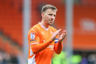 Blackpool 'dan Lee Evans, 28 Eylül 2024' te Bloomfield Road, Blackpool 'da oynanan Blackpool-Burton Albion maçı sonrasında ev sahibi taraftarları alkışlıyor.