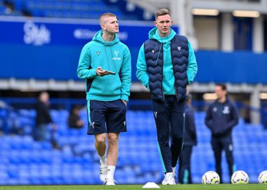 Crystal Palace 'dan Adam Wharton ve Crystal Palace' dan Dean Henderson, 28 Eylül 2024 'te Goodison Park, Liverpool, İngiltere' de oynanan Premier League maçı öncesinde Everton 'a karşı Crystal Palace maçını inceliyorlar.