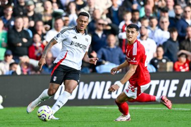 Fulham FC 'den Rodrigo MUNIZ, Nottingham Forrest takımının 28 Eylül 2024' te Nottingham City Ground, Nottingham 'da oynanan Premier League maçı sırasında Nottingham Forest' tan Samaon SOSA 'nın defansı ile topu karşılıyor.