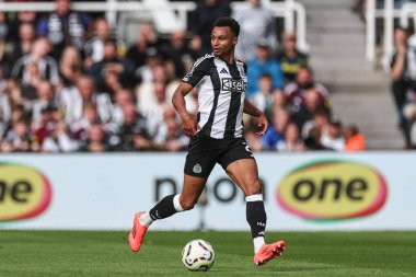 Newcastle United takımından Jacob Murphy, 28 Eylül 2024 'te İngiltere' deki St. James 's Park' ta oynanan Premier League maçı Newcastle United ile Manchester City maçında topu aldı.