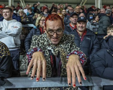 Leopar desenli bir Leopar taraftarı, 27 Eylül 2024 'te Salford Stadyumu, Eccles' ta oynanan Betfred Süper Lig eleme maçında eşleşmek üzere leopar desenli ve saçlı Salford 1.