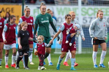 West Ham United takımından Katrina Gorry, 29 Eylül 2024 'te Londra' daki Chigwell İnşaat Stadyumu 'nda Batı Ham United Women - Liverpool Women maçından önce takımı tünelden çıkardı.