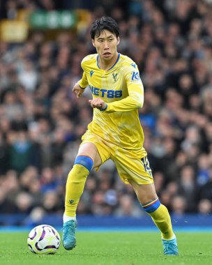 Crystal Palace 'dan Daichi Kamada, 28 Eylül 2024' te İngiltere 'nin Liverpool kenti Goodison Park' ta oynanan Premier League maçında topu ileri atıyor.