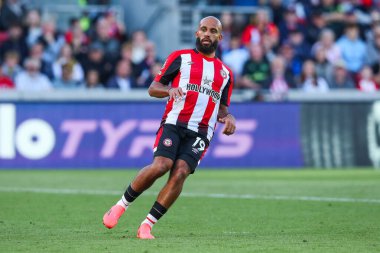 Brentford 'dan Bryan Mbeumo, Premier League maçında Brentford-West Ham United maçını izliyor. Gtech Community Stadyumu, Londra, 28 Eylül 2024