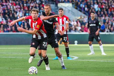 Brentford 'dan Nathan Collins, Premier League karşılaşması Brentford-West Ham United maçında Londra' daki Gtech Community Stadyumu 'nda 28 Eylül 2024' te oynanan karşılaşmada West Ham United takımından Tomas Soucek 'in baskısı altında.