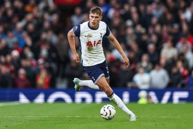 Tottenham Hotspur 'dan Micky van de Ven, Manchester United ile Tottenham Hotspur arasında oynanan Premier Lig maçında topu 29 Eylül 2024' te Old Trafford, Manchester, İngiltere 'de aldı.