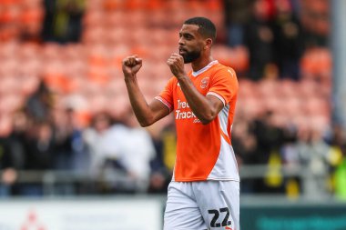 Blackpool 'dan CJ Hamilton takımlarının kazanmasını 28 Eylül 2024' te Bloomfield Road, Blackpool 'da oynanan Blackpool-Burton Albion maçında kutluyor.