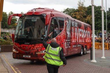 Liverpool takım otobüsü Premier Lig maçı sırasında geldi. Wolverhampton Wanderers, Liverpool 'a karşı Molineux, Wolverhampton, Birleşik Krallık, 28 Eylül 2024
