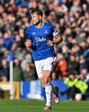 Everton 'dan James Tarkowski Premier League maçı sırasında Everton, 28 Eylül 2024' te Goodison Park, Liverpool 'da Crystal Palace' a karşı.