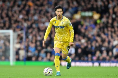 Crystal Palace 'dan Daichi Kamada, 28 Eylül 2024' te İngiltere 'nin Liverpool kenti Goodison Park' ta oynanan Premier League maçında topu ileri atıyor.