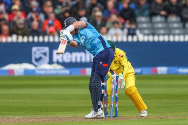 İngiltere 'den Jamie Smith, Birleşik Krallık' ın Bristol şehrinde oynanan Fifth Bank One Day International maçında Avustralyalı Glenn Maxwell tarafından şaşkına çevrildi.