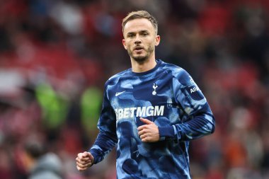 Tottenham Hotspur 'dan James Maddison Premier League karşılaşması öncesinde Manchester United Tottenham Hotspur' a karşı Old Trafford, Manchester, İngiltere 'de 29 Eylül 2024' te oynanan maç öncesi ısınma maçında