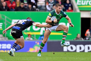 Freddie STEWARD of Leicester Tigers avoiding tackle by W BUTT of Bath Rugby during the Gallagher Premiership match Leicester Tigers vs Bath Rugby at Welford Road, Leicester, United Kingdom, 29th September 2024