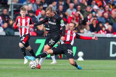 West Ham United takımından Jarrod Bowen 'a Brentford Premier League karşılaşmasında Mikkel Damsgaard meydan okudu Brentford - West Ham United, The Gtech Community Stadyumu, Londra, Birleşik Krallık, 28 Eylül 2024