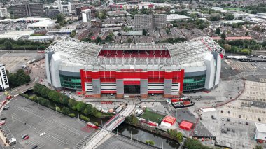 Premier Lig karşılaşmasında Old Trafford 'un Manchester United' a karşı Tottenham Hotspur 'a karşı 29 Eylül 2024' te Old Trafford, Manchester, Birleşik Krallık 'ta oynadığı hava mücadelesi.