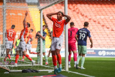 Blackpool 'dan Jordan Lawrence-Gabriel, 28 Eylül 2024' te Bloomfield Road, Blackpool 'da oynanan Blackpool-Burton Albion maçında tepki gösterdi.