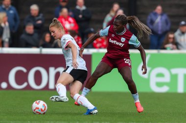 Liverpool 'dan Jasmine Matthews, West Ham United FA Kadınlar Süper Ligi karşılaşmasında Viviane Asseyi' nin baskısı altında. West Ham United Women - Liverpool Women - Chigwell İnşaat Stadyumu, Londra, İngiltere