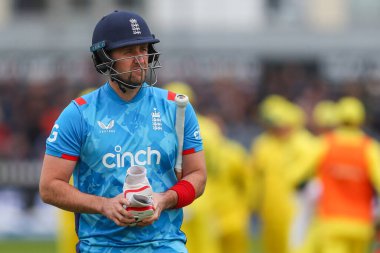 İngiltere 'den Phil Salt, Birleşik Krallık' ın Bristol şehrinde oynanan Uluslararası Beşinci Metro Bankası Bir Gün Maçı 'nda salıncak ve ıskaladı.