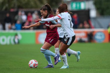 West Ham United 'dan Seraina Piubel, Liverpool' lu Taylor Hinds 'in baskısı altında. Liverpool Süper Lig Kadınlar Ligi karşılaşmasında West Ham United Women Liverpool Kadınları' na karşı Chigwell İnşaat Stadyumu, Londra, Eylül 2024