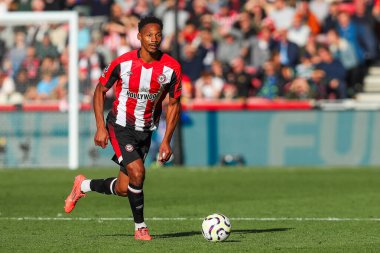 Brentford 'dan Ethan Pinnock, Premier League maçında Brentford-West Ham United maçında Londra' daki Gtech Community Stadyumu 'nda koşuyor.