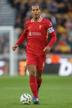 Liverpool 'dan Virgil van Dijk Premier League maçı sırasında Wolverhampton Wanderers Liverpool' a karşı Molineux, Wolverhampton, Birleşik Krallık, 28 Eylül 2024