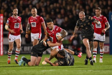 Salford Red Devils takımının oyuncusu Tim Lafai, 27 Eylül 2024 'te İngiltere' nin Eccles şehrindeki Salford Stadyumu 'nda oynanan Betfred Süper Lig eleme maçında Leigh Leopards takımından Owen Trout ile karşılaştı.