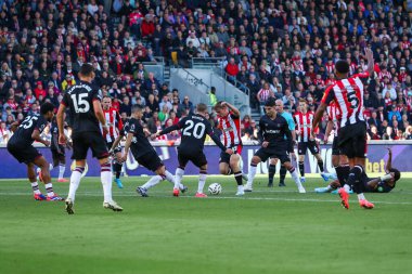 Brentford 'dan Yehor Yarmoliuk, Premier League maçı Brentford-West Ham United maçında topu Londra' daki Gtech Community Stadyumu 'nda 28 Eylül 2024' te kırıyor.