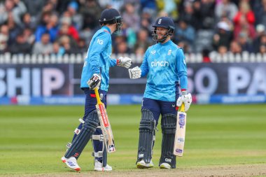 İngiltere 'den Harry Brook ve İngiltere' den Ben Duckett, İngiltere 'nin Bristol, İngiltere' deki Unique Stadyumu 'nda oynadığı 1.