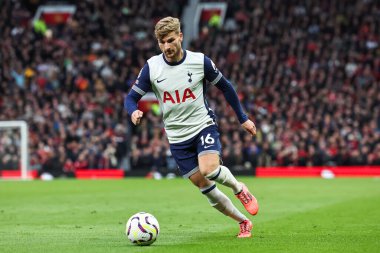 Tottenham Hotspur takımından Timo Werner, Manchester United ile Tottenham Hotspur 'un 29 Eylül 202' de Old Trafford, Manchester 'da oynadıkları Premier League maçında topa bir son verdi.