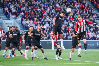 West Ham United takımından Lucas Paqueta, 28 Eylül 2024 'te İngiltere' nin Gtech Community Stadyumu 'nda oynanan Premier League maçında Brentford-West Ham United maçında topu sürüyor.