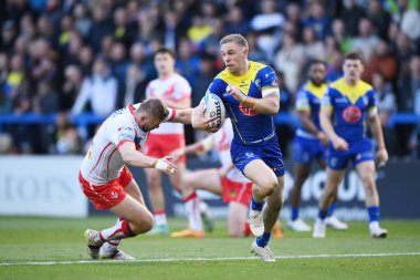 Warrington Wolves takımından Matt Dufty, 28 Eylül 2024 'te İngiltere, Warrington' daki Halliwell Jones Stadyumu 'nda oynanan Betfred Süper Lig eleme maçında topla koşuyor.
