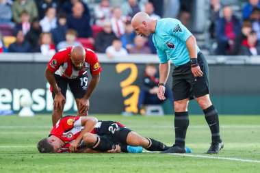 Brentfordlu Vitaly Janelt, Premier League maçında sakatlandı Brentford - West Ham United maçı sırasında Gtech Community Stadyumu, Londra, Birleşik Krallık, 28 Eylül 2024