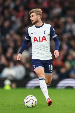 Tottenham Hotspur takımından Timo Werner, Manchester United ile Tottenham Hotspur 'un 29 Eylül 202' de Old Trafford, Manchester 'da oynadıkları Premier League maçında topa bir son verdi.