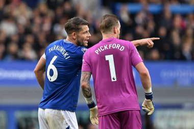 Everton 'dan James Tarkowski, 28 Eylül 2024 tarihinde İngiltere' nin Liverpool kenti Goodison Park 'ta oynanan Premier League maçı sırasında Everton - Crystal Palace maçında Everton maçında Everton' dan Jordan Pickford ile konuştu.