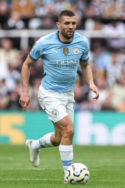 Manchester City 'den Mateo Kovai, Premier League maçı Newcastle United' ın Manchester City 'e karşı 28 Eylül 2024' te St. James 's Park, Newcastle' da oynadığı maçta topa vuruyor.