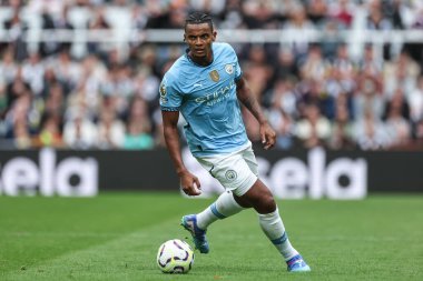 Manchester City 'den Manuel Akanji Premier Lig maçı sırasında top ile Newcastle United Manchester City' ye karşı St. James 's Park, Newcastle, Birleşik Krallık, 28 Eylül 2024