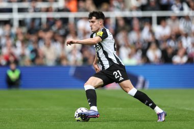 Newcastle United takımından Tino Livramento Premier League maçı sırasında topla birlikte Manchester City 'ye karşı St. James' s Park, Newcastle, Birleşik Krallık, 28 Eylül 2024