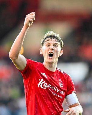 Nottingham Forrest 'tan Ryan YATES, Nottingham Forrest' ın 28 Eylül 2024 'te Nottingham Forest Fulham' a karşı oynadığı Premier League maçında bağırarak protesto etti.