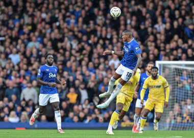 Everton 'dan Ashley Young 28 Eylül 2024' te İngiltere 'nin Liverpool kenti Goodison Park' ta oynanan Premier League maçında topu sürüyor.
