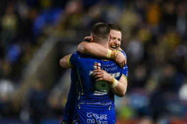 Warrington Wolves 'tan Luke Yates ve Warrington Wolves' tan Danny Walker, 28 Eylül 2024 'te İngiltere' nin Warrington şehrinde oynanan Betfred Süper Lig eleme maçının bitimini kutluyorlar.