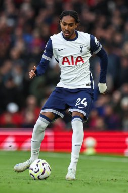 Tottenham Hotspur 'dan Djed Spence, Manchester United ve Tottenham Hotspur maçında 29 Eylül 202' de Old Trafford, Manchester 'da karşı karşıya geldi.