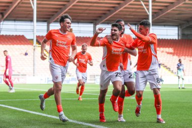 Blackpool 'dan Rob Apter, 28 Eylül 2024' te Bloomfield Road, Blackpool 'da oynanan Blackpool - Burton Albion maçında 2-0 kazanma hedefini kutluyor.
