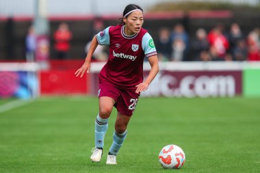 West Ham United takımından Li Mengwen, 29 Eylül 2024 'te İngiltere' nin başkenti Londra 'daki Chigwell İnşaat Stadyumu' nda Batı Ham United Women - Liverpool Women maçında topla koşuyor.