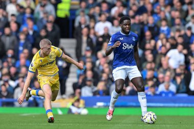 Everton 'dan Orel Mangala, 28 Eylül 2024 tarihinde İngiltere' nin Liverpool kenti Goodison Park 'ta oynanan Premier League maçında topu ileri atıyor.
