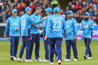 İngiltere, 21 Eylül 2024 'te İngiltere' nin Bristol, İngiltere 'deki Unique Stadyumu' nda oynanan Beşinci Metro Bank Bir Gün Uluslararası karşılaşmasında Travis 'in görevden alınmasını kutluyor.